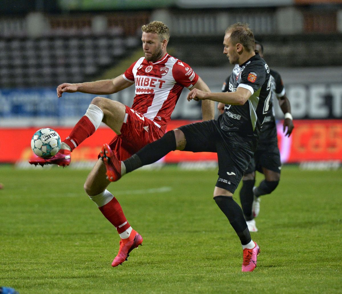 Penalty și eliminare în favoarea lui Dinamo în prima repriză » Jucătorul lui Hermannstadt, uimit de decizia arbitrului