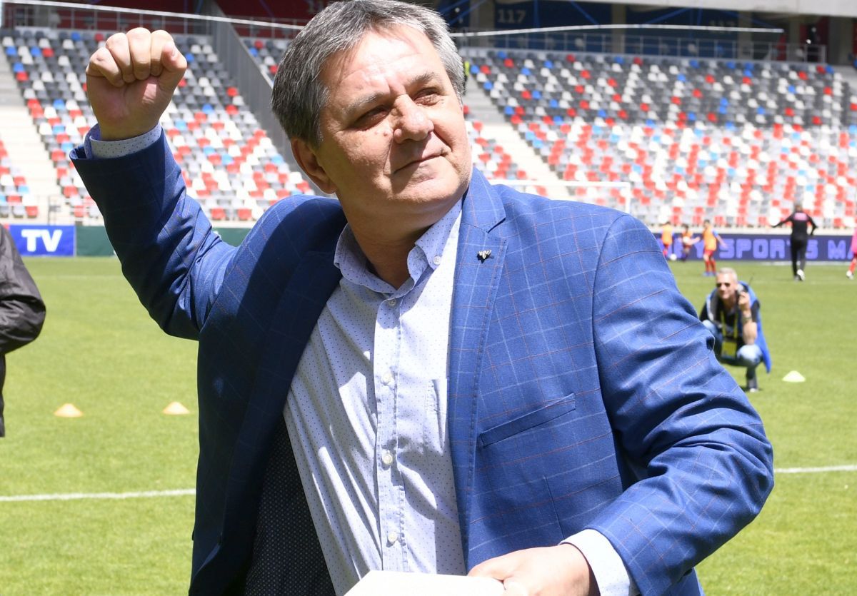 Momente speciale în Ghencea: Victor Pițurcă a dat lovitura de start la meciul Stelei + Eroii de la Sevilla, premiați la pauză