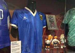 Un fotbalist englez legendar, despre tricoul lui Maradona: „Nu l-aș folosi nici să spăl vasele”