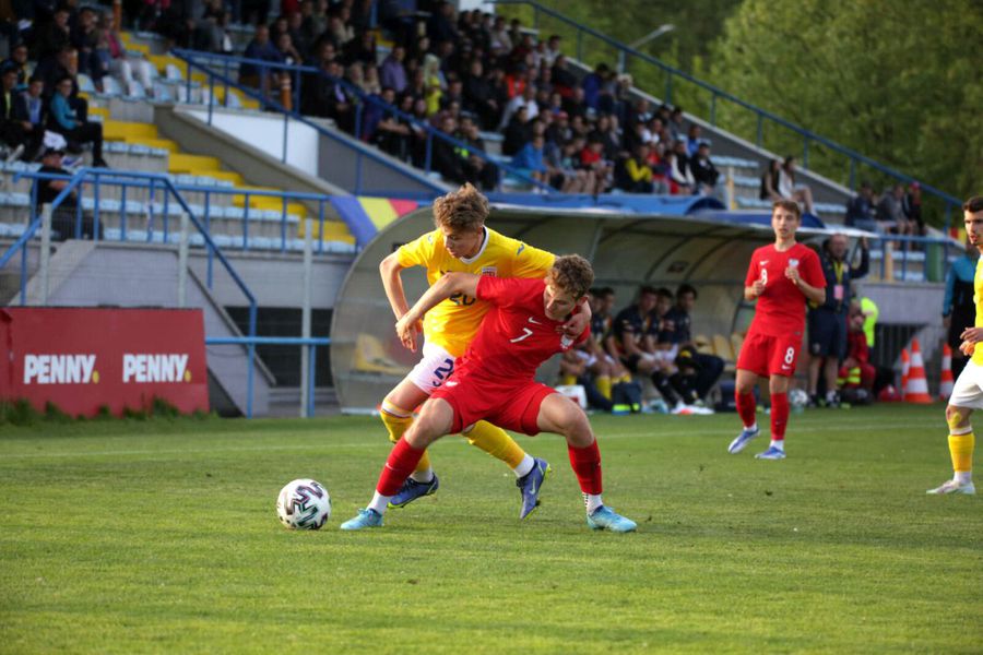 Imagine suprrisă în timpul meciului României U16 cu Polonia / Sursă foto: frf.ro Acuzații după meciul României U16: „Stoichiță a dictat din tribună schimbarea numărului 10” » Selecționerul și oficialii FRF se apără: „Nu permit așa ceva”