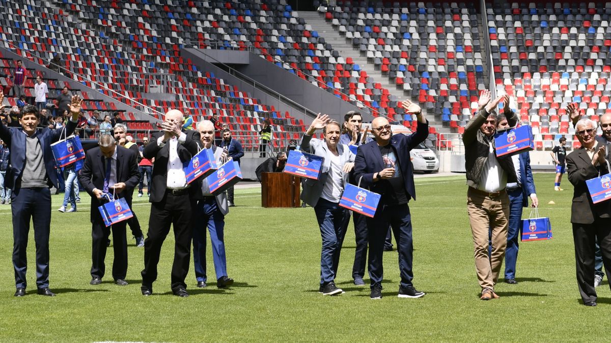 Momente speciale în Ghencea: Victor Pițurcă a dat lovitura de start la meciul Stelei + Eroii de la Sevilla, premiați la pauză