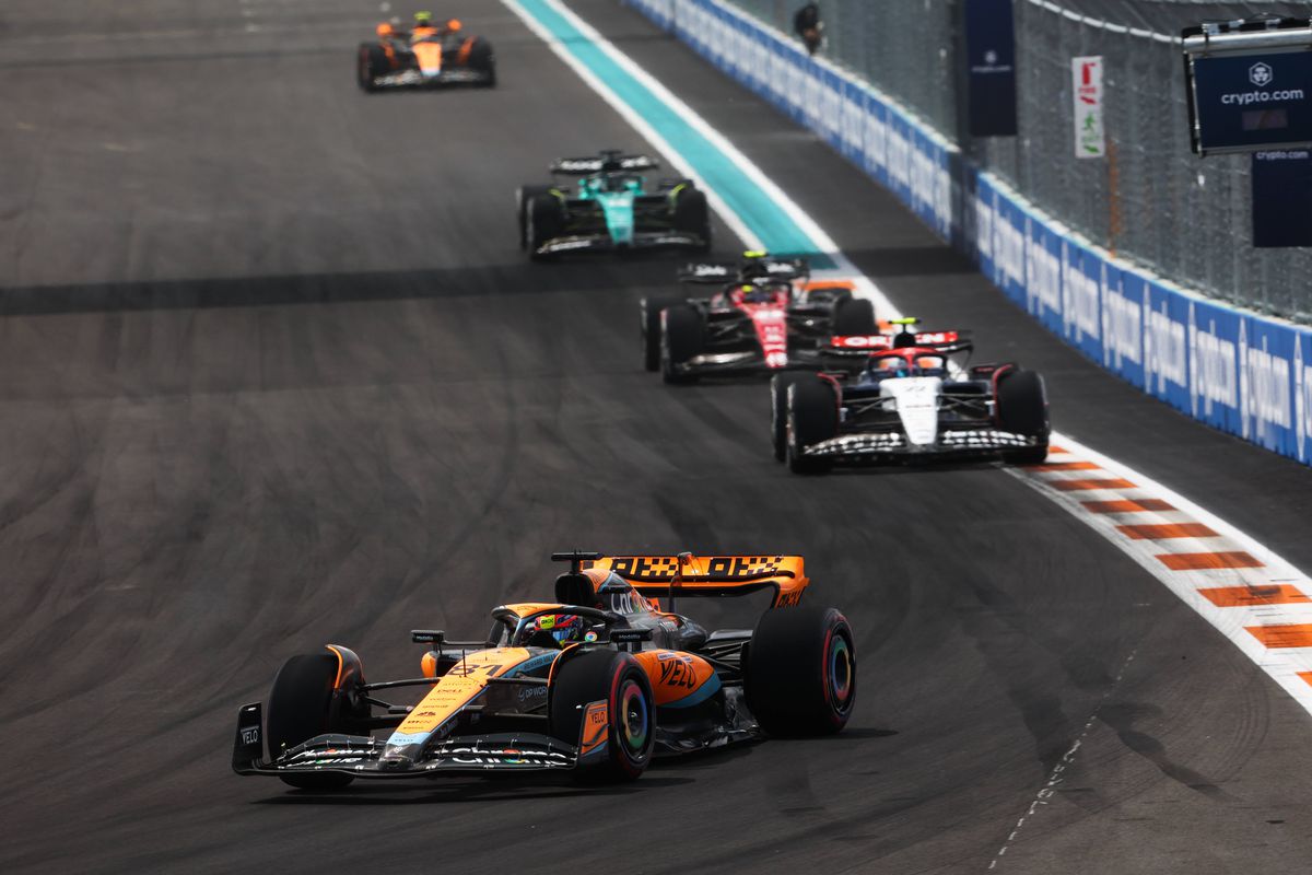 Ar fi cel mai tare cuplu al anului! Cu cine a fost zărit Lewis Hamilton în restaurantul exclusivist din Miami