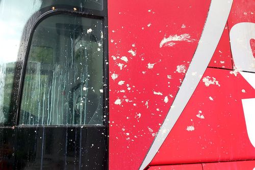 În autocarul lui Sepsi au fost aruncate ouă și făină // foto: GSP
