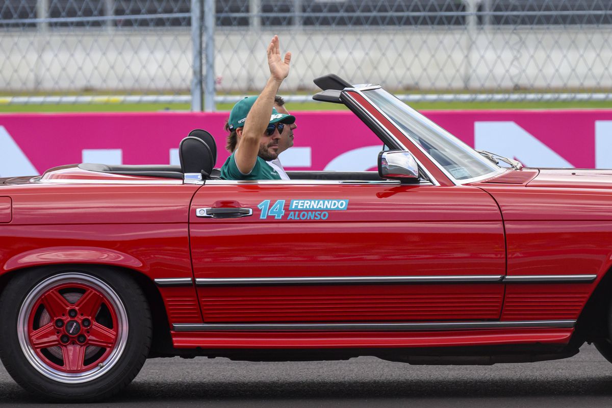 Ar fi cel mai tare cuplu al anului! Cu cine a fost zărit Lewis Hamilton în restaurantul exclusivist din Miami