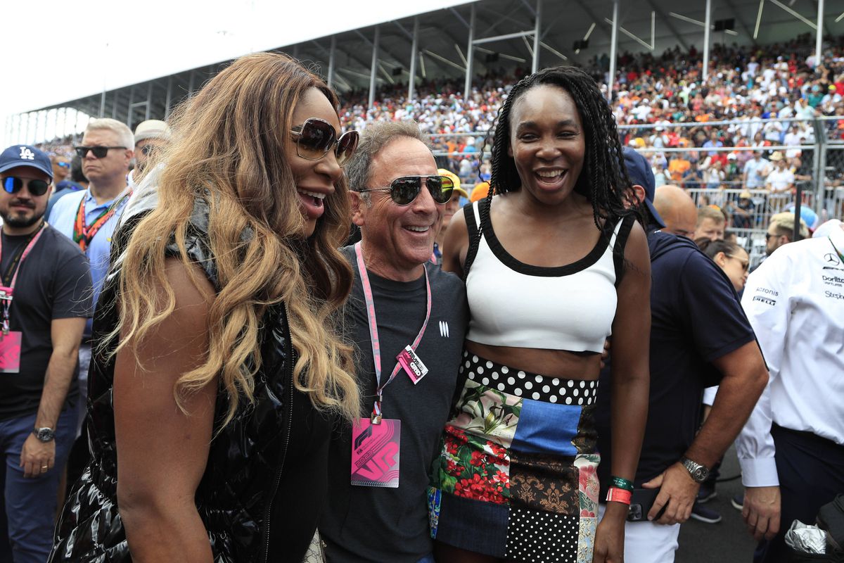 Ar fi cel mai tare cuplu al anului! Cu cine a fost zărit Lewis Hamilton în restaurantul exclusivist din Miami