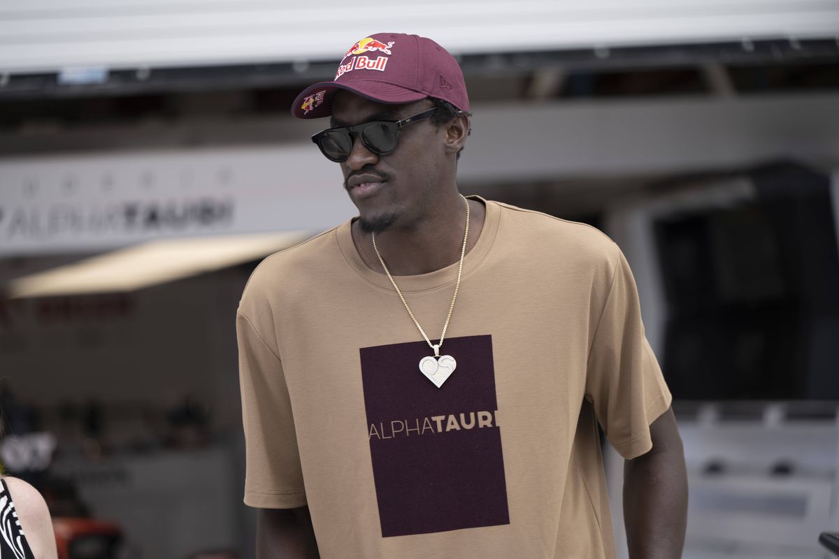 Ar fi cel mai tare cuplu al anului! Cu cine a fost zărit Lewis Hamilton în restaurantul exclusivist din Miami