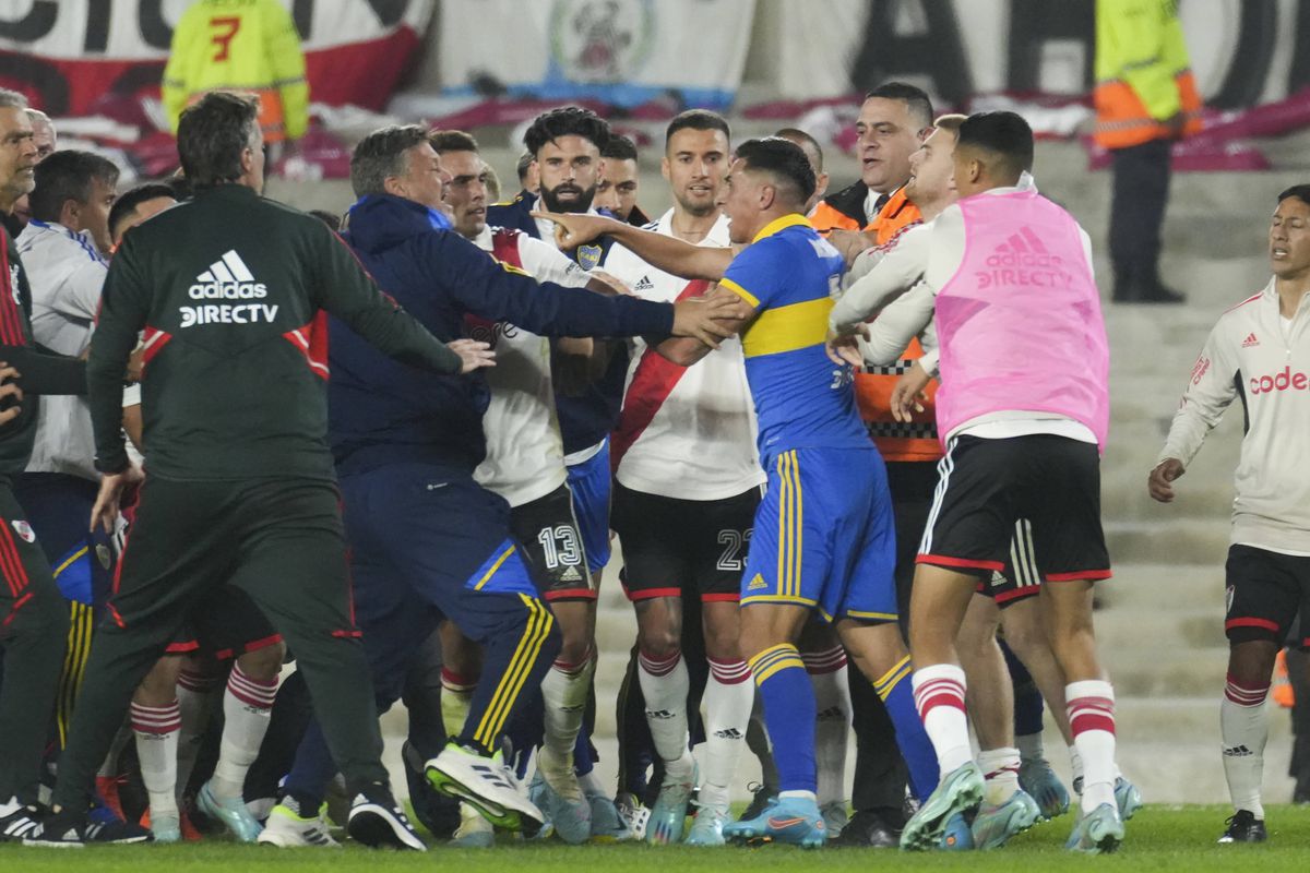 Superclasico River Plate - Boca Juniors cu nervi, suspans și multe lovituri » Șapte eliminări dictate și poliția în teren la final