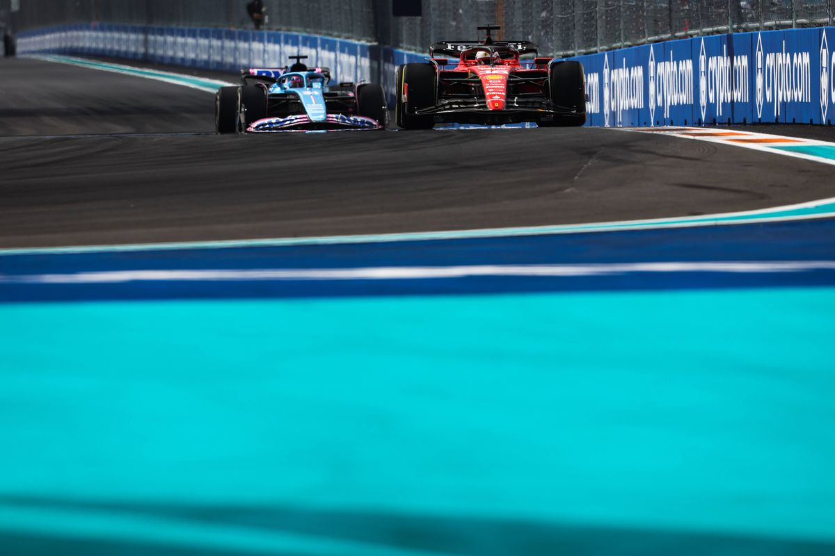 Ar fi cel mai tare cuplu al anului! Cu cine a fost zărit Lewis Hamilton în restaurantul exclusivist din Miami