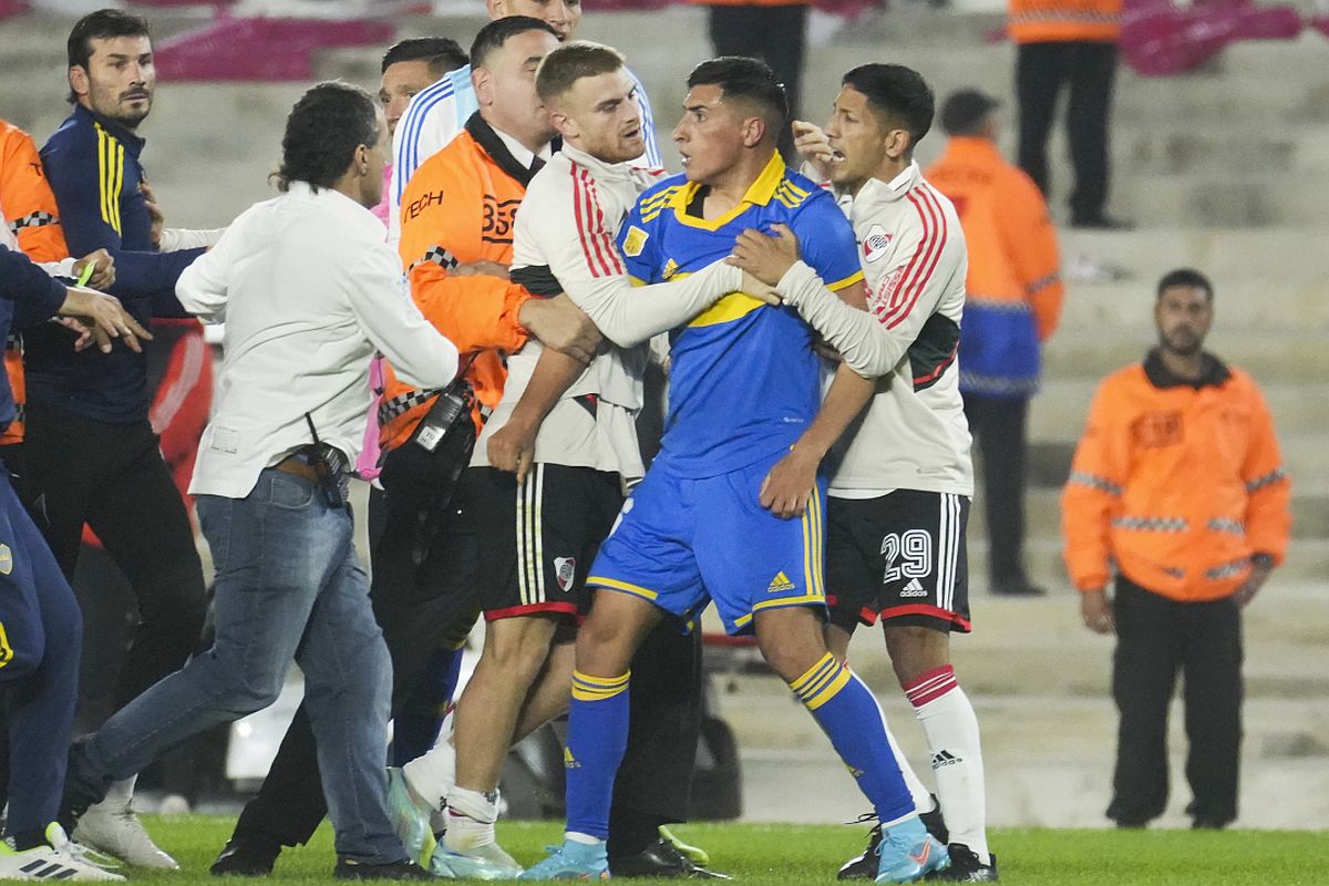 Superclasico River Plate - Boca Juniors cu nervi, suspans și multe lovituri » Șapte eliminări dictate și poliția în teren la final