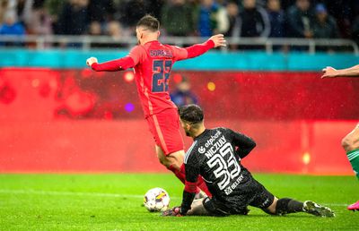 Două decizii controversate în momentele-cheie din FCSB - Sepsi » Ce s-a întâmplat la primul gol și la penalty-ul primit de gazde