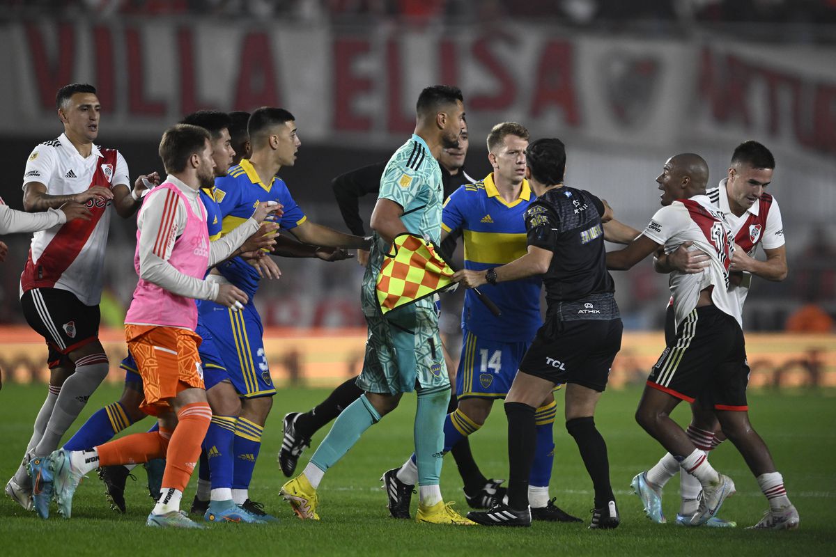 Superclasico River Plate - Boca Juniors cu nervi, suspans și multe lovituri » Șapte eliminări dictate și poliția în teren la final