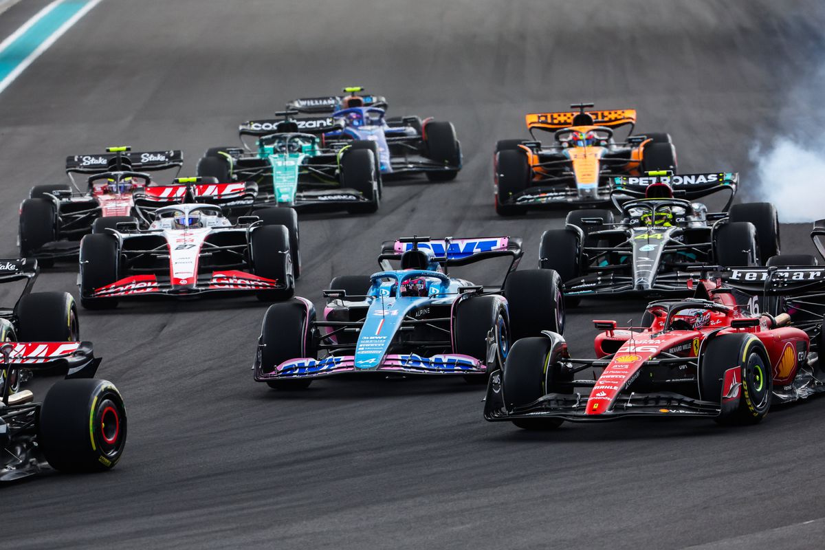 Ar fi cel mai tare cuplu al anului! Cu cine a fost zărit Lewis Hamilton în restaurantul exclusivist din Miami