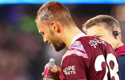 Sperietură în West Ham - Manchester United: s-au lovit la cap, dar au continuat jocul, după 7 minute de îngrijiri medicale