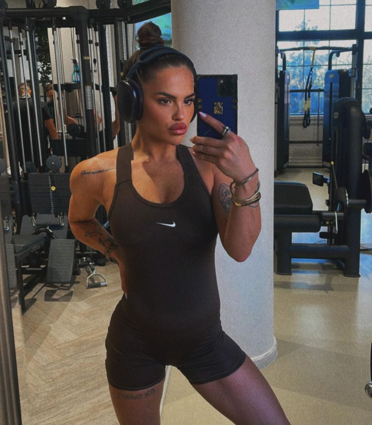 Ce face acum femeia pentru care „Cristi Tănase i-a dat doi pumni în faţă lui «Bulae»”