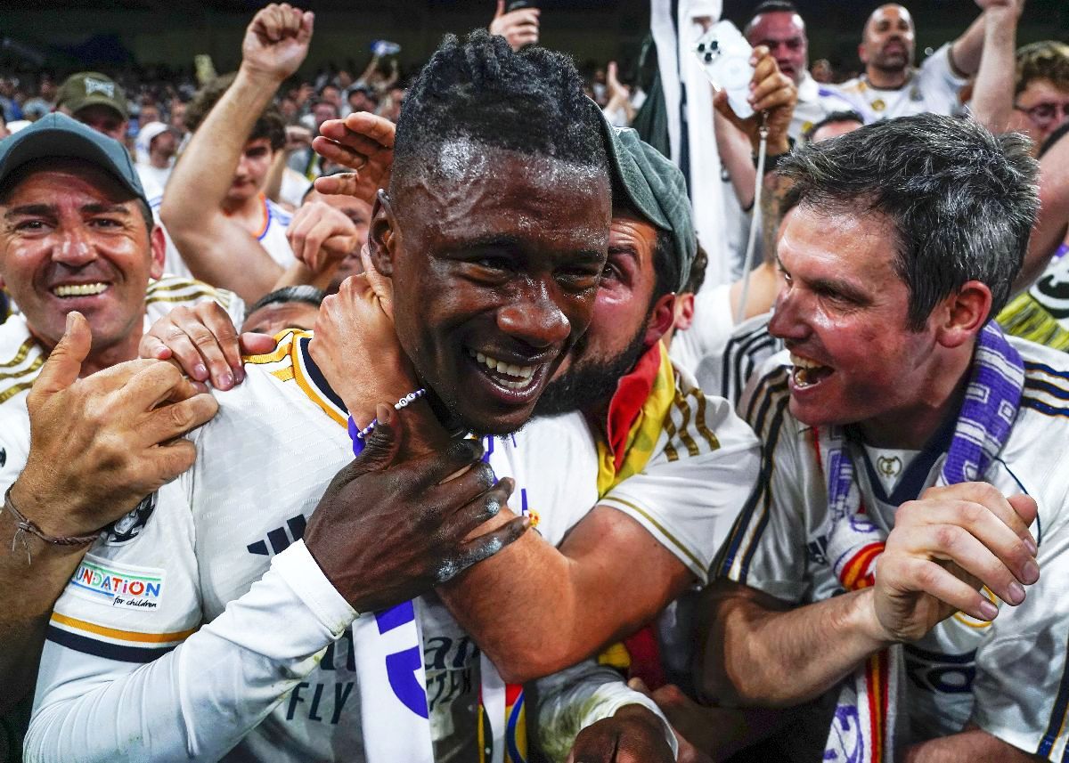 Real Madrid, clubul miracolelor! Imagini FABULOASE: starurile lui Ancelotti au urcat în peluză după meci, scene dezlănțuite pe „Bernabeu” » 40 de fotografii pentru istorie