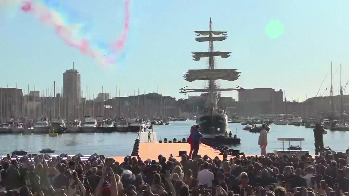 Flacăra olimpică a ajuns la Marsilia, la bordul velierului Belem