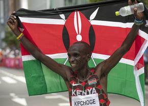 Eliud Kipchoge, dublu campion olimpic la maraton, a povestit în lacrimi cum a căzut victimă a abuzului online: „Am primit o mulțime de mesaje oribile”