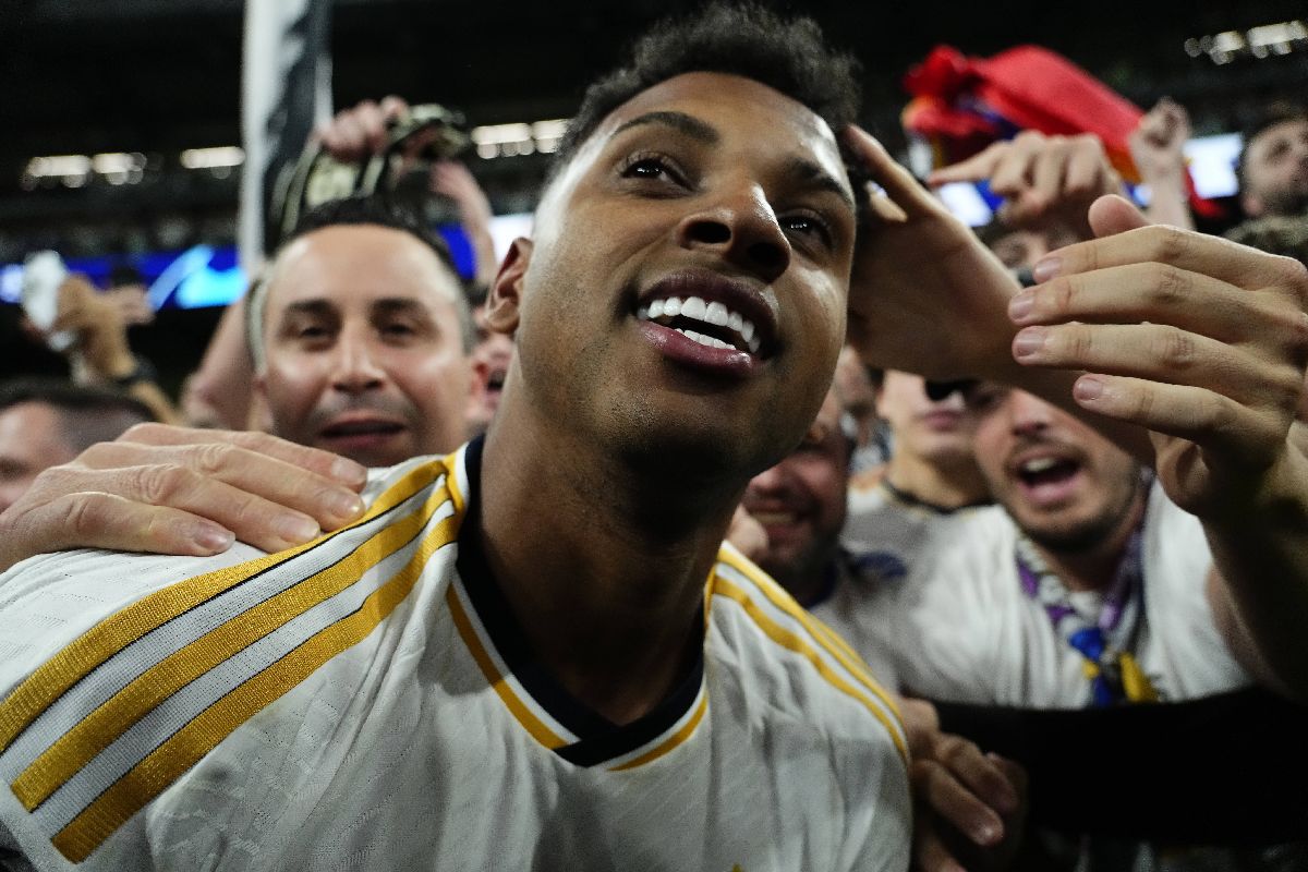 Real Madrid, clubul miracolelor! Imagini FABULOASE: starurile lui Ancelotti au urcat în peluză după meci, scene dezlănțuite pe „Bernabeu” » 40 de fotografii pentru istorie