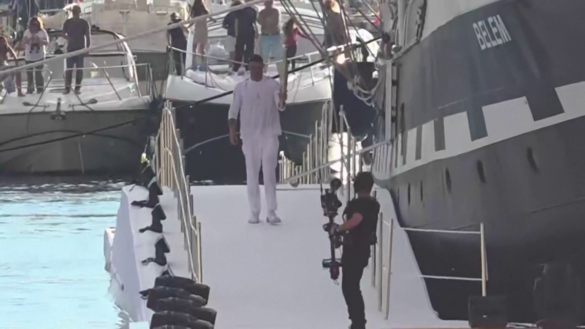 Flacăra olimpică a ajuns la Marsilia, la bordul velierului Belem