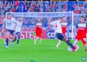 Haos la Montevideo » Arbitrul, chemat de VAR, a refuzat să dea „roșii” pentru un fault criminal și un pumn în față