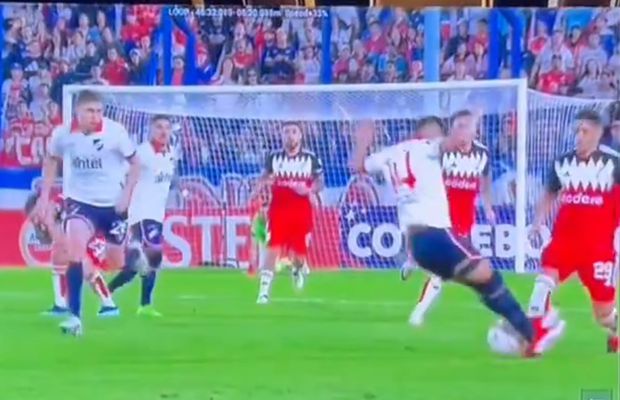 Haos la Montevideo » Arbitrul, chemat de VAR, a refuzat să dea „roșii” pentru un fault criminal și un pumn în față