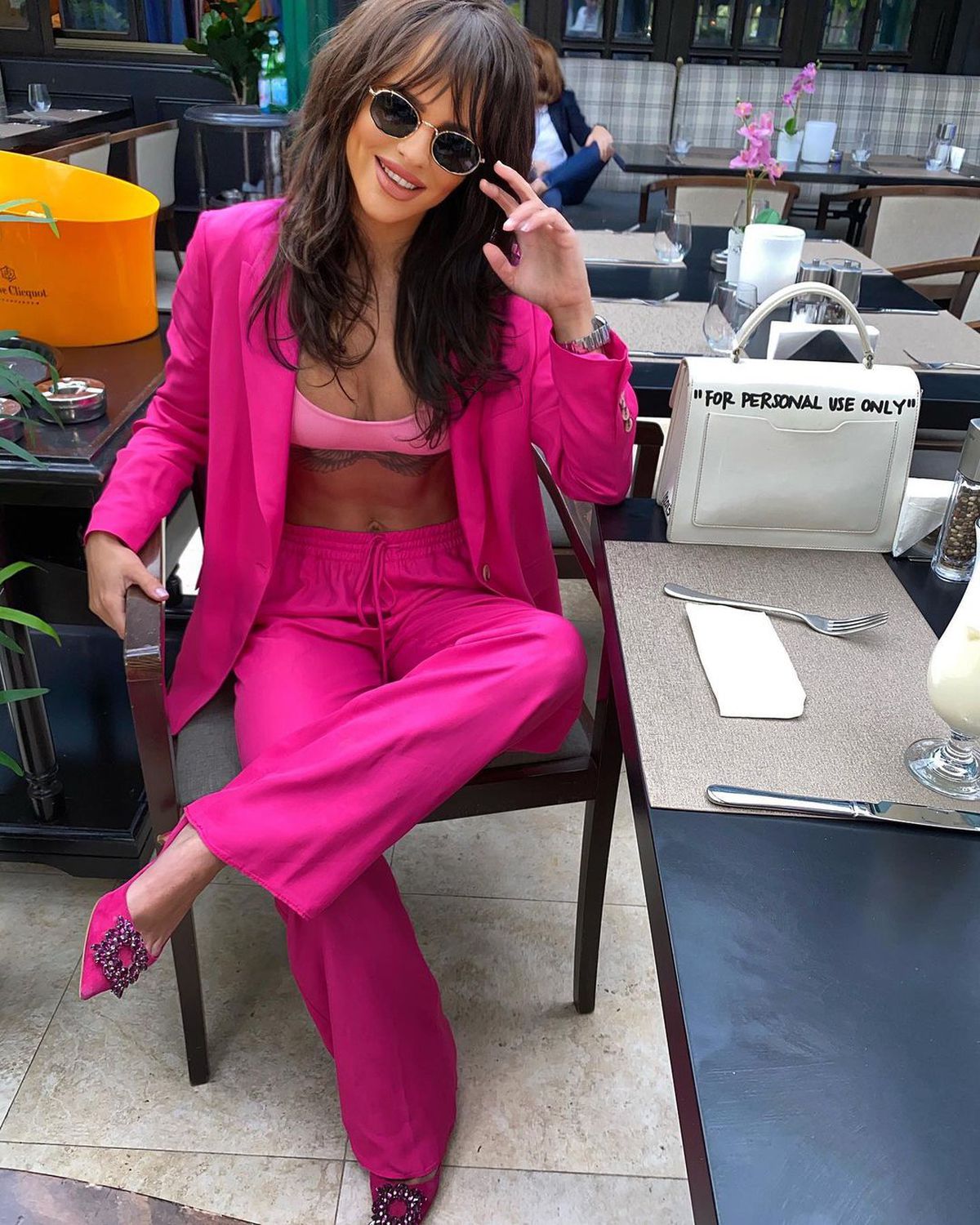 Ce face acum femeia pentru care „Cristi Tănase i-a dat doi pumni în faţă lui «Bulae»”