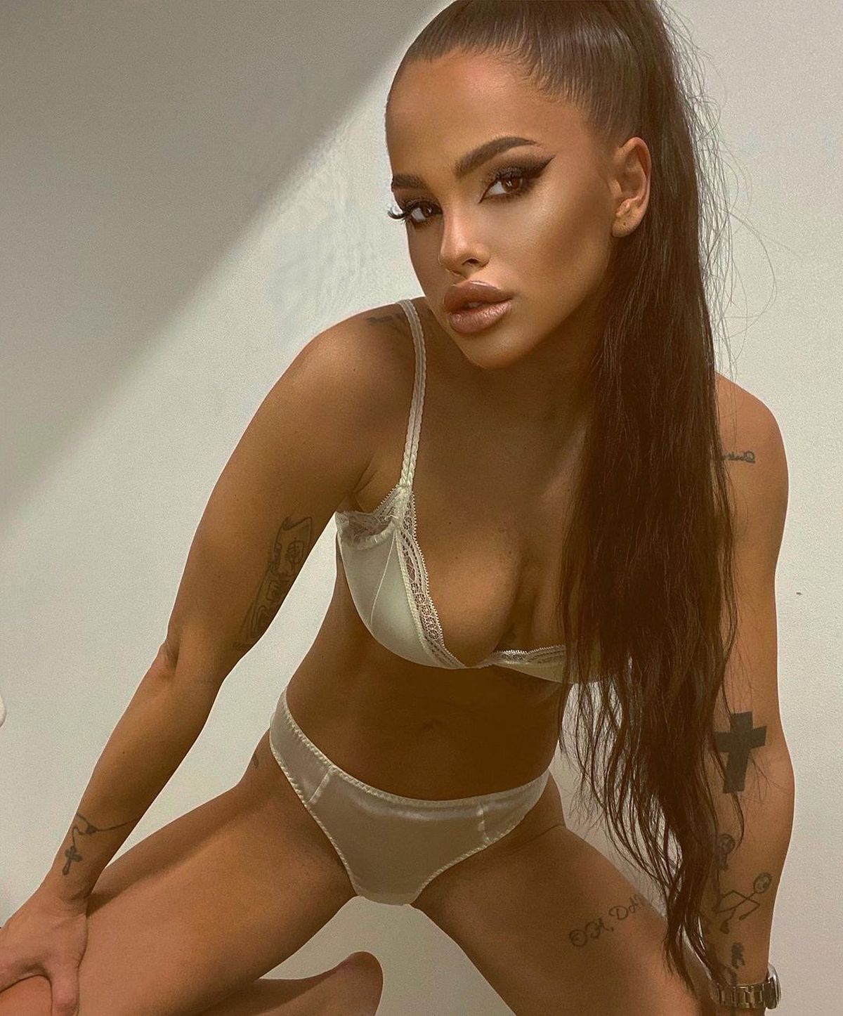 Ce face acum femeia pentru care „Cristi Tănase i-a dat doi pumni în faţă lui «Bulae»”