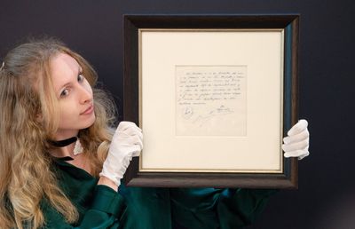 Şerveţelul pe care a fost semnat primul contract al lui Messi cu Barcelona a fost scos la licitaţie » Costă o avere