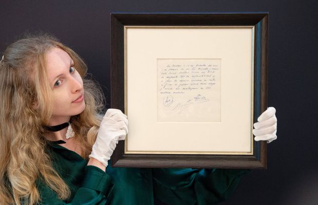 Şerveţelul pe care a fost semnat primul contract al lui Messi cu Barcelona a fost scos la licitaţie » Costă o avere