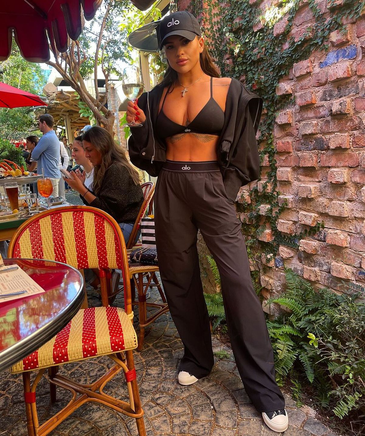 Ce face acum femeia pentru care „Cristi Tănase i-a dat doi pumni în faţă lui «Bulae»”