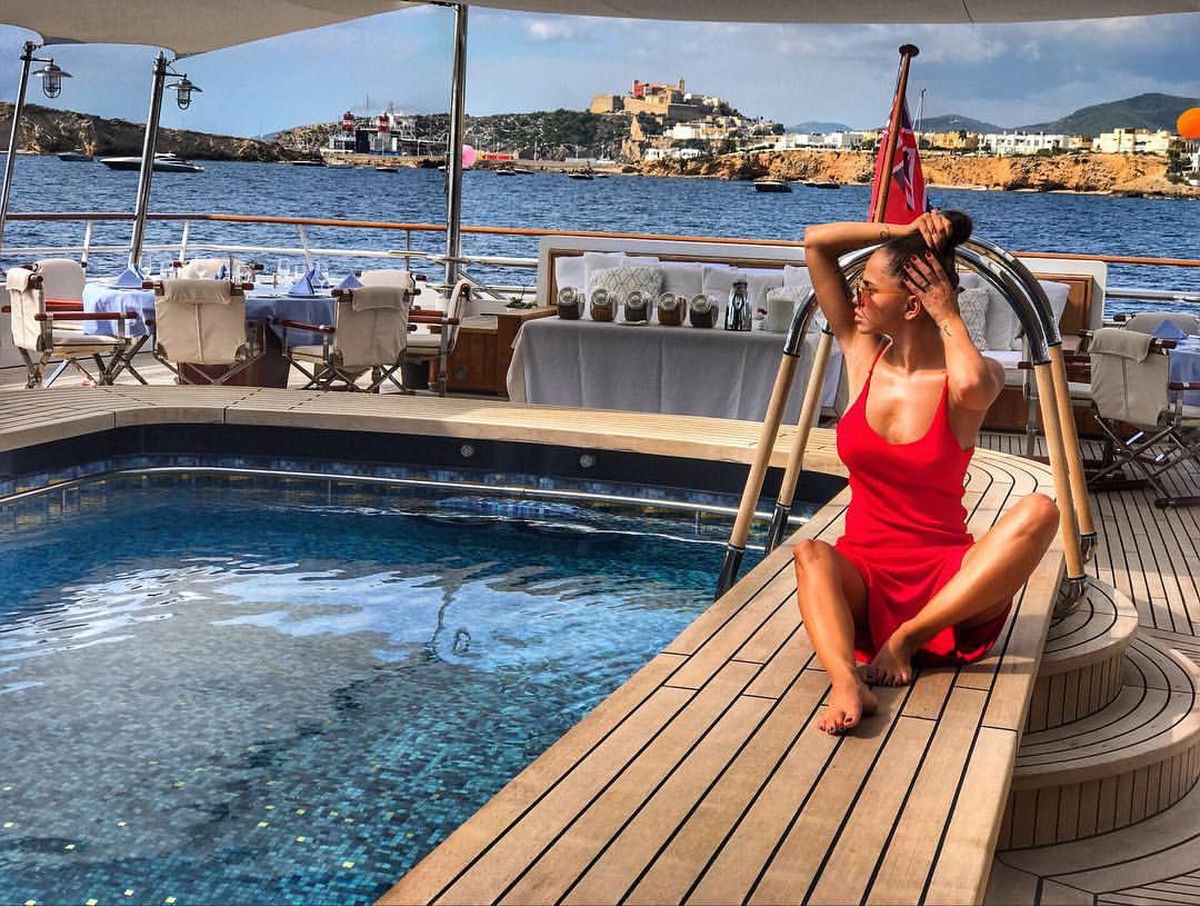 Ce face acum femeia pentru care „Cristi Tănase i-a dat doi pumni în faţă lui «Bulae»”