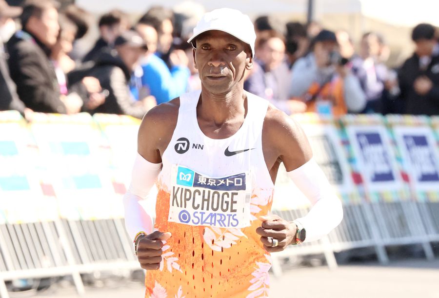 Eliud Kipchoge, dublu campion olimpic la maraton, a povestit în lacrimi cum a căzut victimă a abuzului online: „Am primit o mulțime de mesaje oribile”