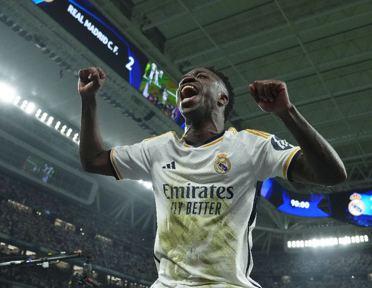 Real Madrid, clubul miracolelor! Imagini FABULOASE: starurile lui Ancelotti au urcat în peluză după meci, scene dezlănțuite pe „Bernabeu” » 40 de fotografii pentru istorie