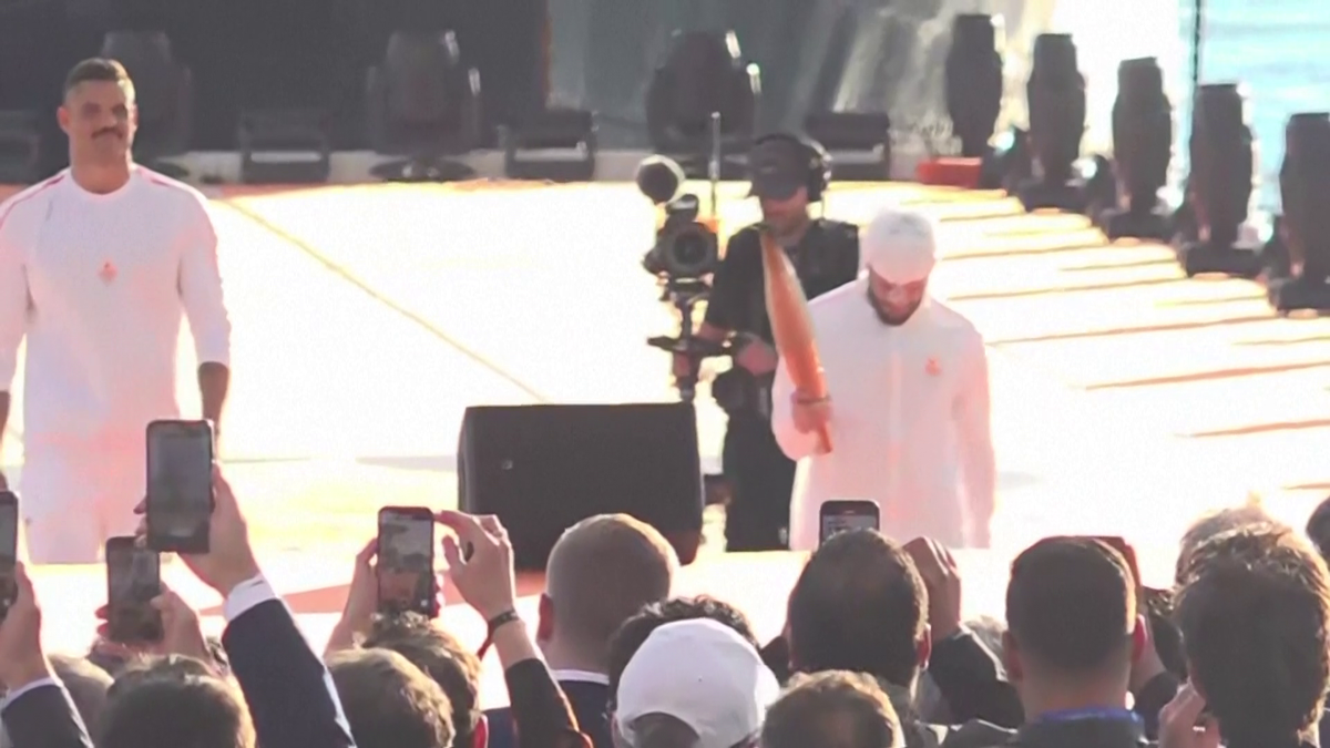 Flacăra olimpică a ajuns la Marsilia, la bordul velierului Belem