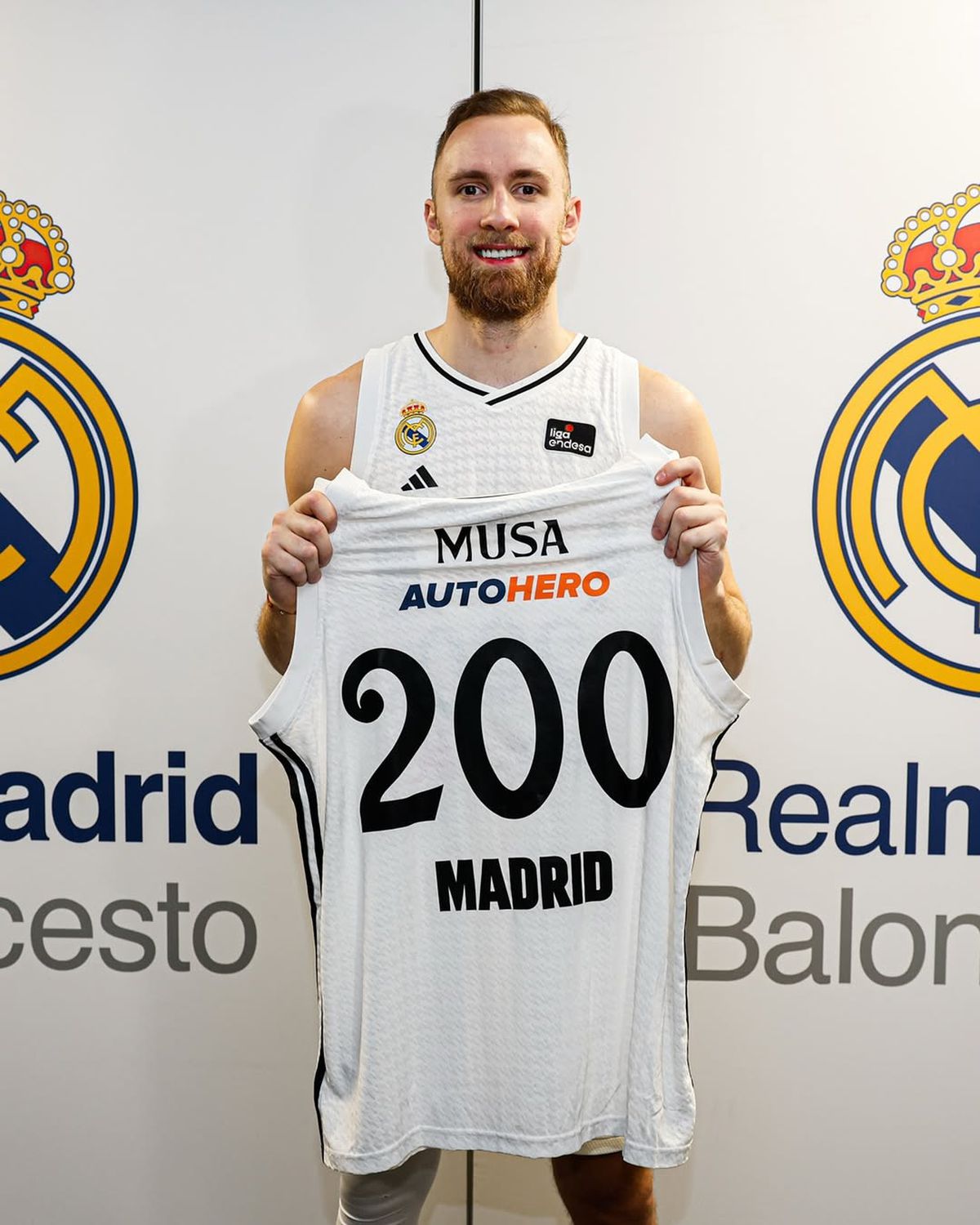 Cea mai frumoasă jurnalistă din Bosnia, cerută în căsătorie de starul lui Real Madrid » S-a lăudat cu inelul scump