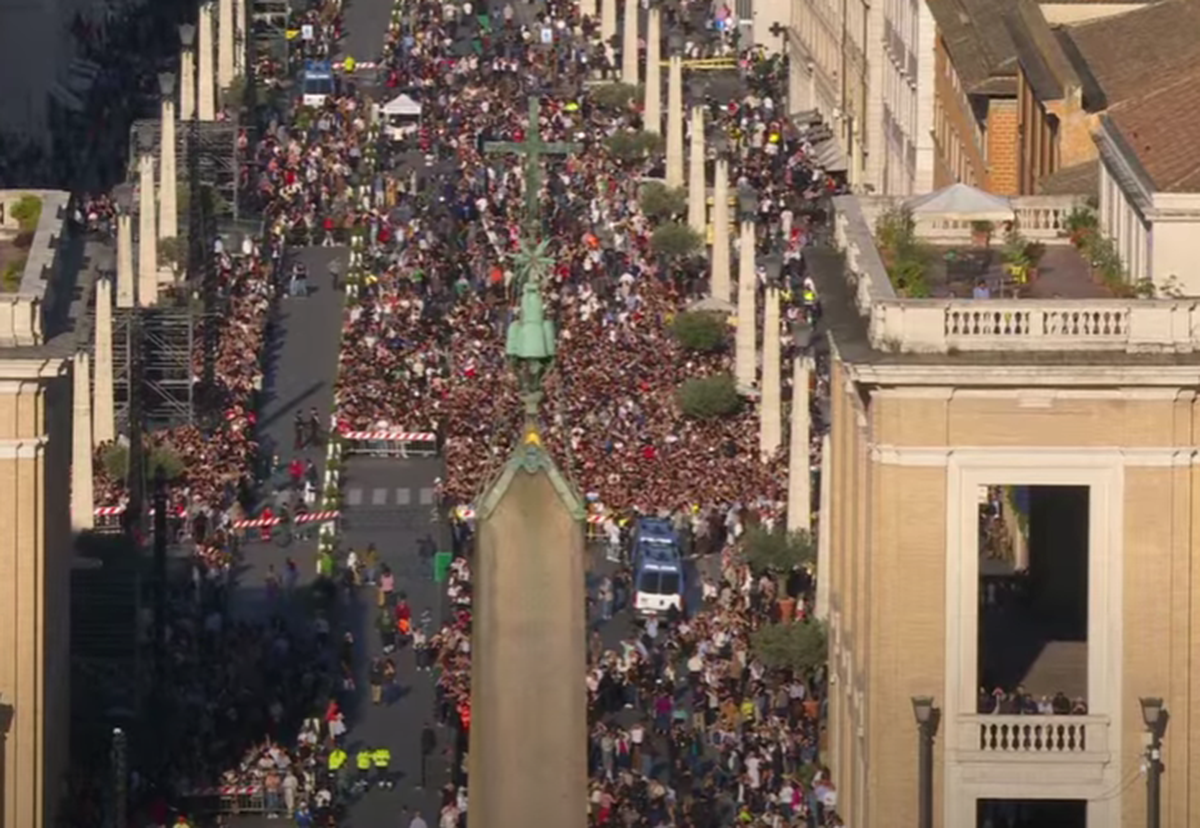 „Surpriză-surpriză, nenorociților!” » Imaginea devenită virală cu câteva minute înainte ca noul papă să iasă la balconul de la Vatican: „Nu respecți religia creștină”