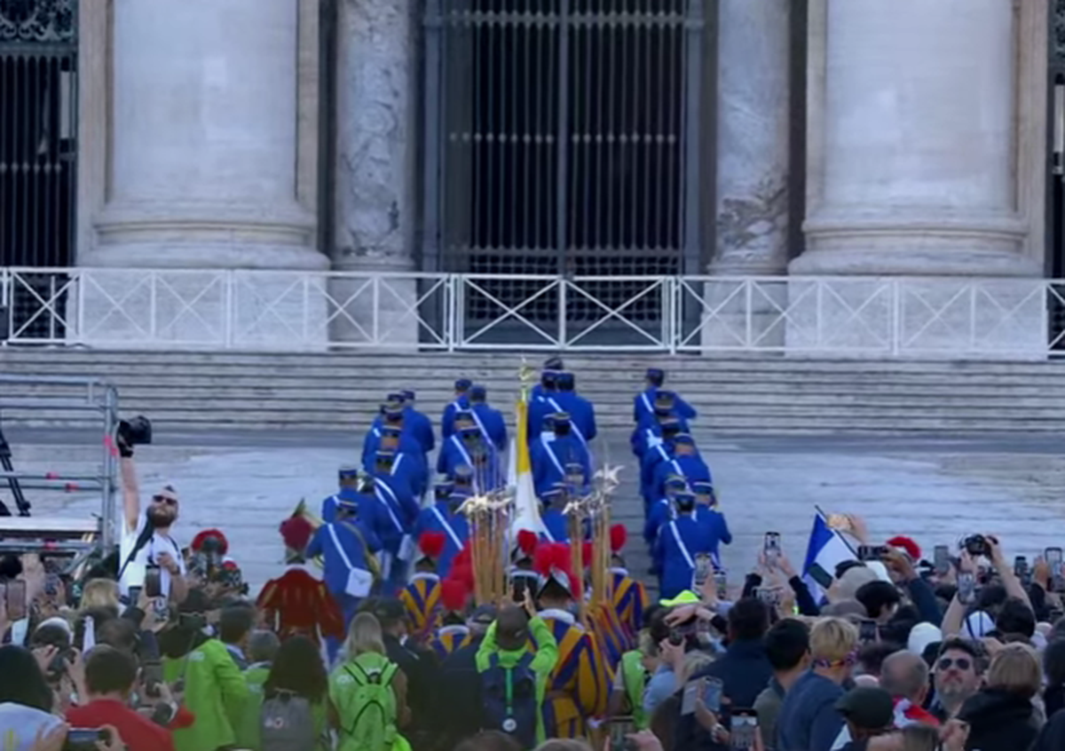 „Surpriză-surpriză, nenorociților!” » Imaginea devenită virală cu câteva minute înainte ca noul papă să iasă la balconul de la Vatican: „Nu respecți religia creștină”