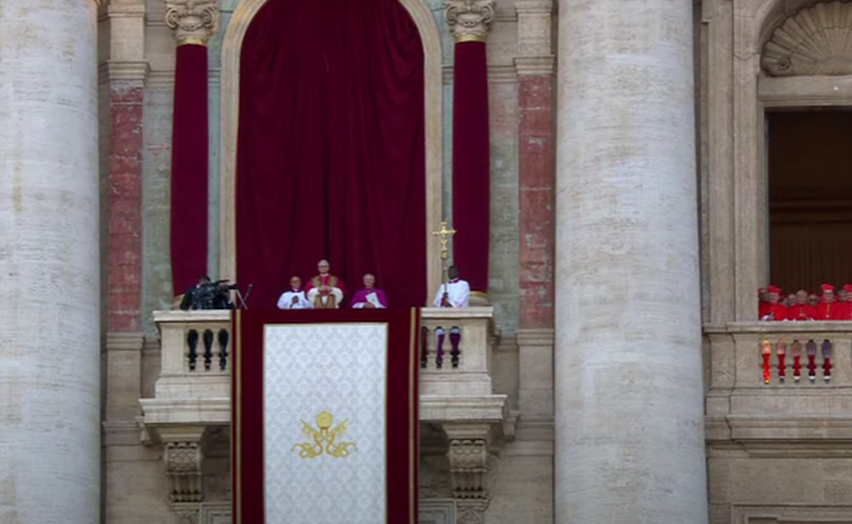 „Surpriză-surpriză, nenorociților!” » Imaginea devenită virală cu câteva minute înainte ca noul papă să iasă la balconul de la Vatican: „Nu respecți religia creștină”