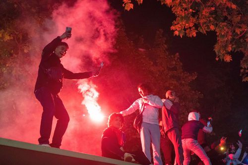 VIDEO Haos la Paris, după calificarea lui PSG în finala Ligii Campionilor » O mașină a intrat în 3 persoane, alta a fost incendiată + 43 de fani, arestați