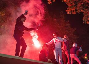 Haos la Paris, după calificarea lui PSG în finala Ligii Campionilor » O mașină a intrat în 3 persoane, alta a fost incendiată + 43 de fani, arestați