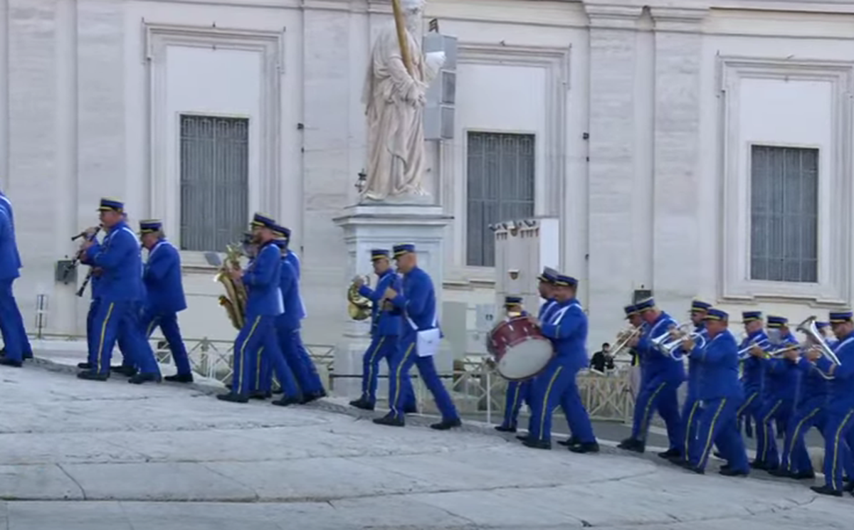 „Surpriză-surpriză, nenorociților!” » Imaginea devenită virală cu câteva minute înainte ca noul papă să iasă la balconul de la Vatican: „Nu respecți religia creștină”