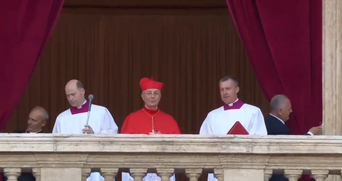 „Surpriză-surpriză, nenorociților!” » Imaginea devenită virală cu câteva minute înainte ca noul papă să iasă la balconul de la Vatican: „Nu respecți religia creștină”