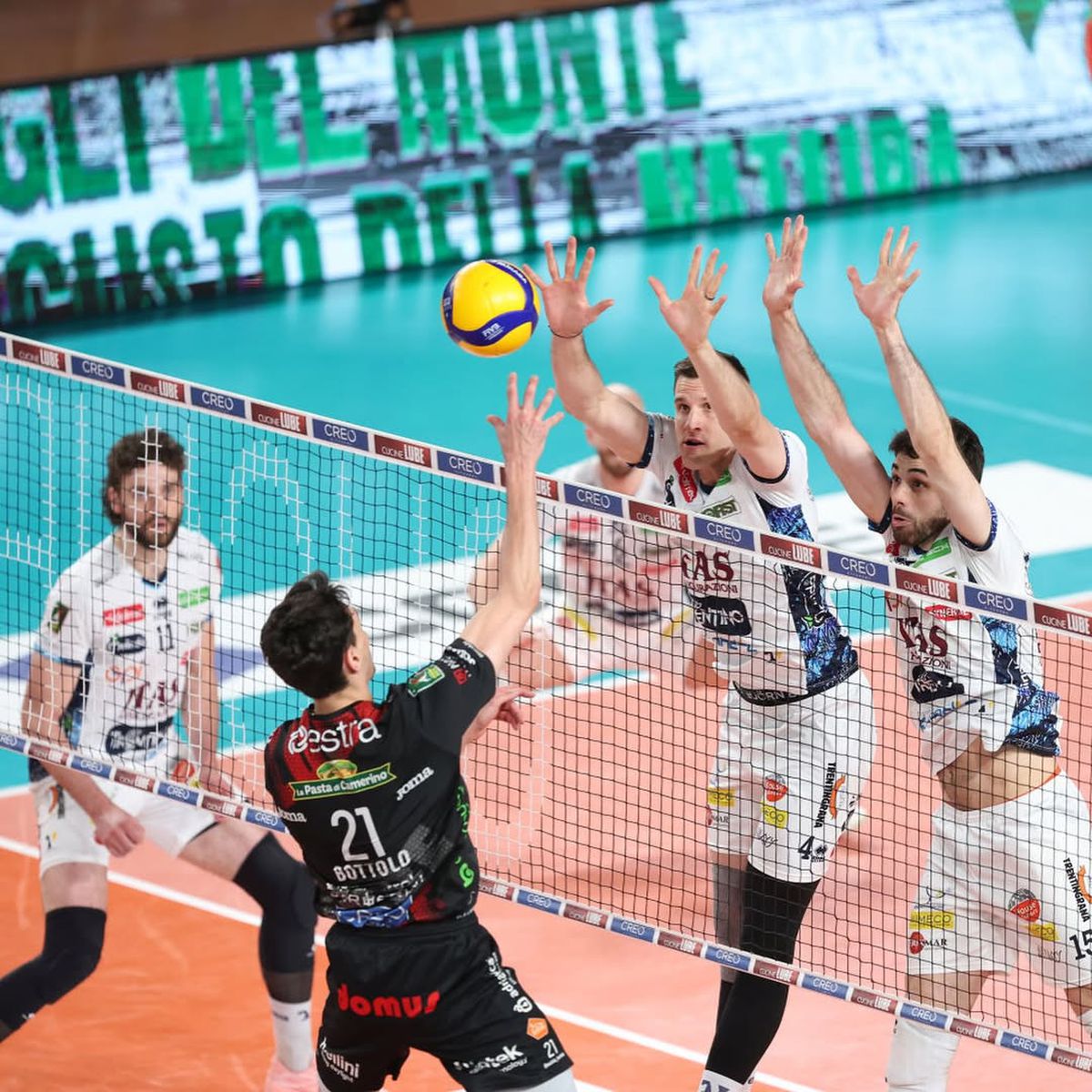 Bela Bartha, campion al Italiei la volei, alături de Trentino! Imagini senzaționale cu jucătorul naționalei, bărbierit de MVP-ul finalei