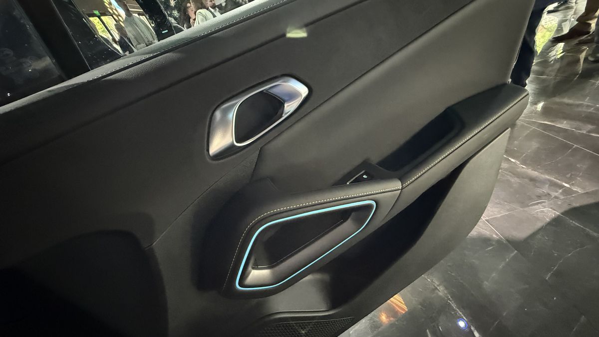 Liderul mondial în producția de automobile electrice s-a lansat oficial în România: două modele prin care vor să ia cu asalt piața auto internă