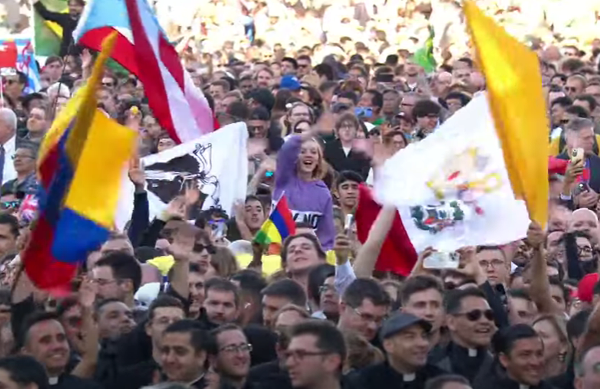 „Surpriză-surpriză, nenorociților!” » Imaginea devenită virală cu câteva minute înainte ca noul papă să iasă la balconul de la Vatican: „Nu respecți religia creștină”