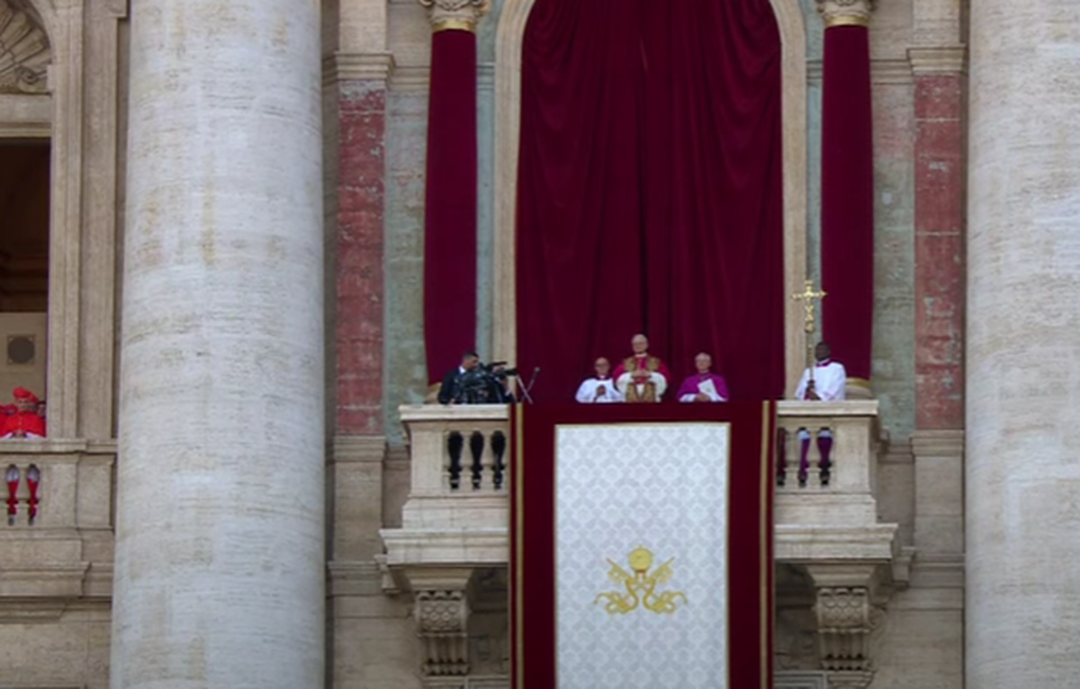 „Surpriză-surpriză, nenorociților!” » Imaginea devenită virală cu câteva minute înainte ca noul papă să iasă la balconul de la Vatican: „Nu respecți religia creștină”