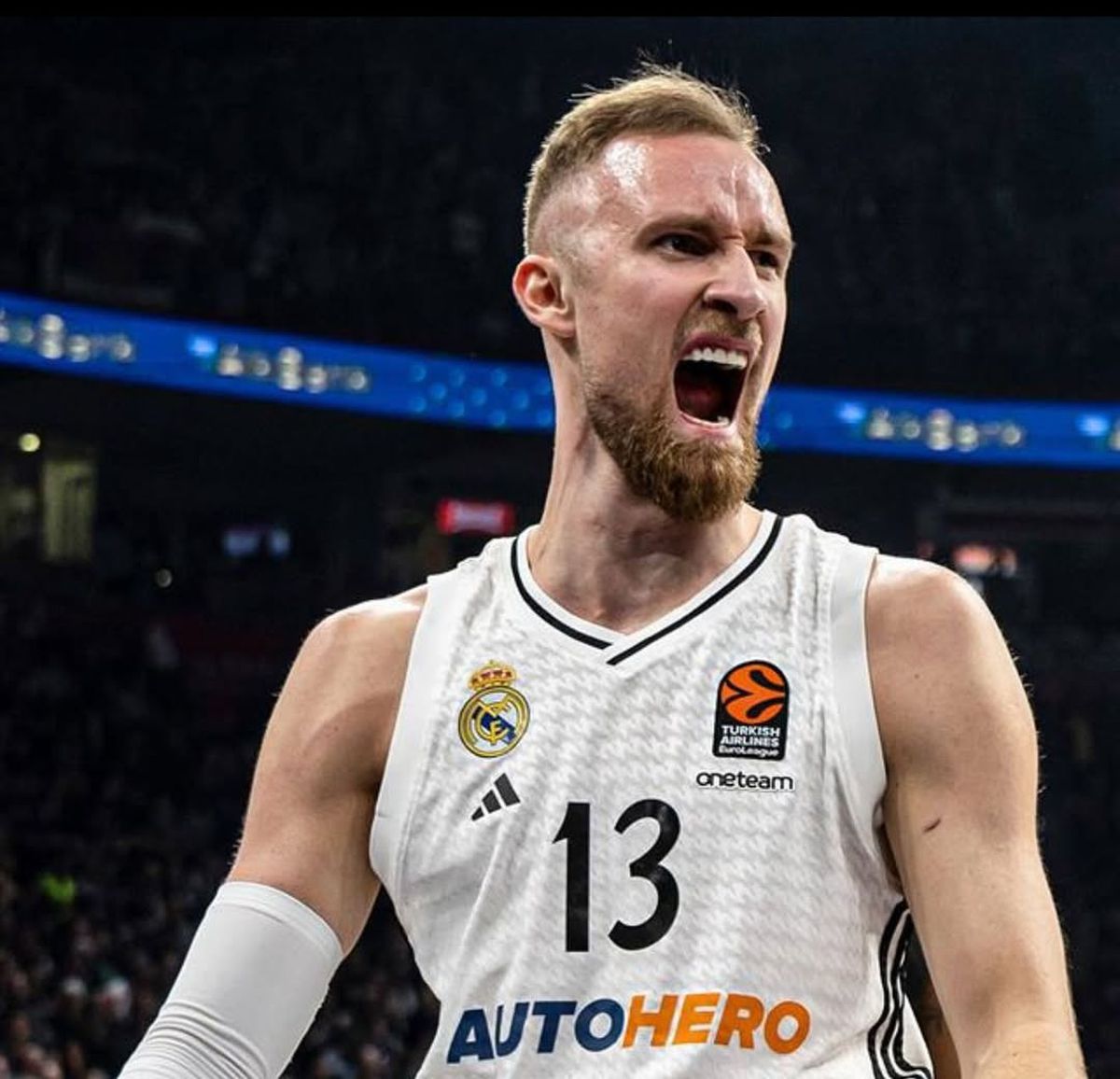 Cea mai frumoasă jurnalistă din Bosnia, cerută în căsătorie de starul lui Real Madrid » S-a lăudat cu inelul scump