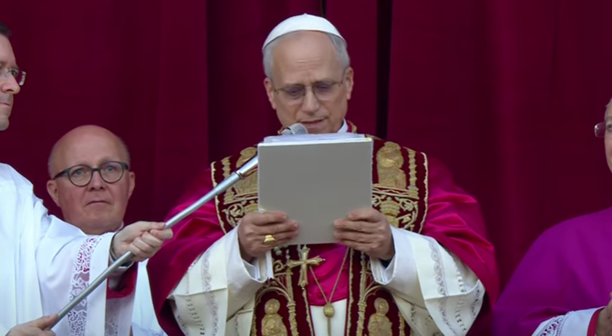 „Surpriză-surpriză, nenorociților!” » Imaginea devenită virală cu câteva minute înainte ca noul papă să iasă la balconul de la Vatican: „Nu respecți religia creștină”