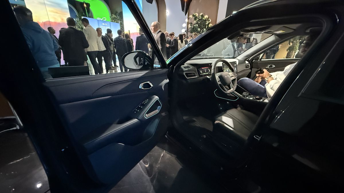 Liderul mondial în producția de automobile electrice s-a lansat oficial în România: două modele prin care vor să ia cu asalt piața auto internă