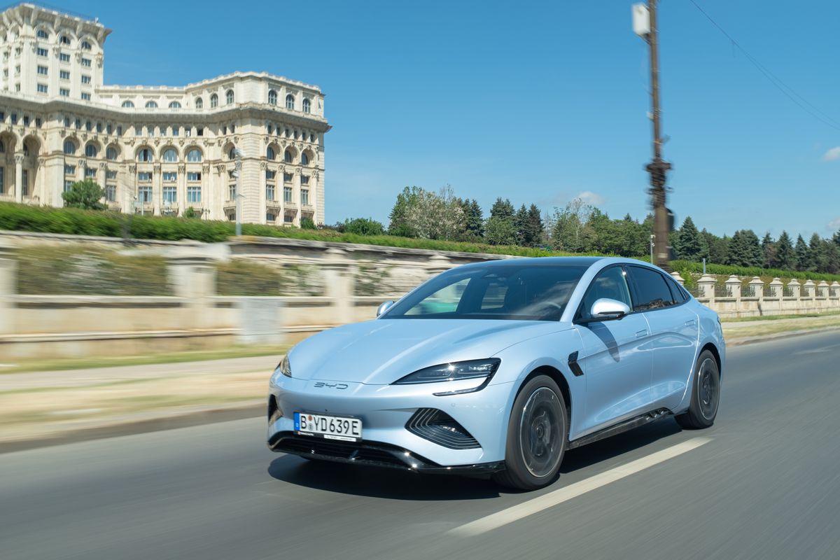 Liderul mondial în producția de automobile electrice s-a lansat oficial în România: două modele prin care vor să ia cu asalt piața auto internă